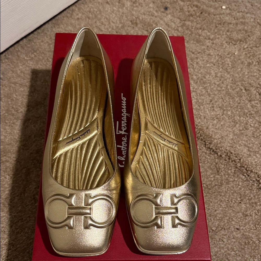 Salvatore Ferragamo Gold Flats - Picture 2 of 7